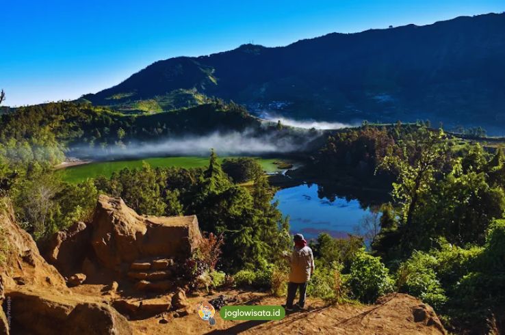 Batu Pandang Ratapan Angin Spot Foto Hits di Dieng